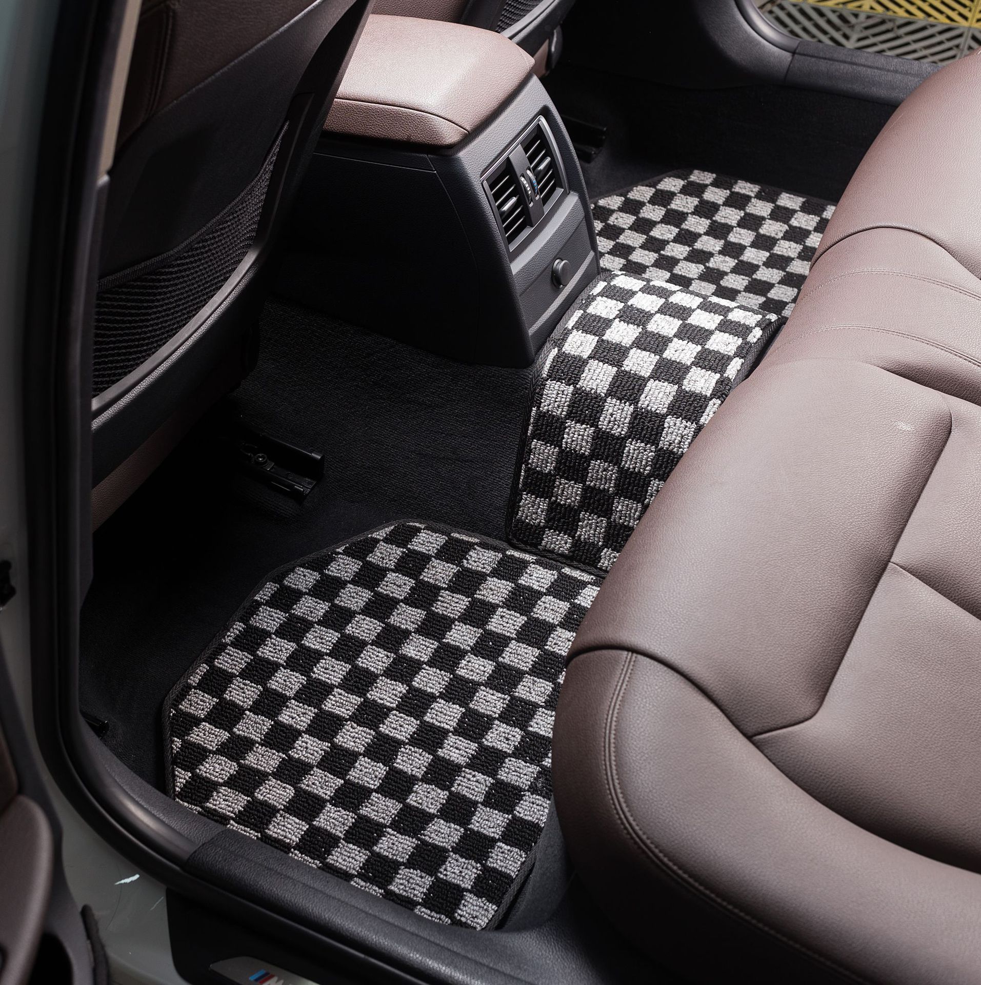 Best-selling ethnic velvet checkerboard car floor mat set of five, universal, non-slip and wear-resistant