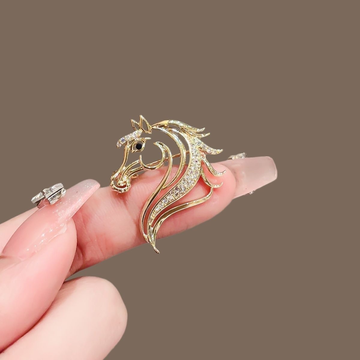 Broche Exquisite Hollow Pony 2025, nouveau modèle unisexe, design personnalisé, année du Cheval, accessoire de mode_voghion.com