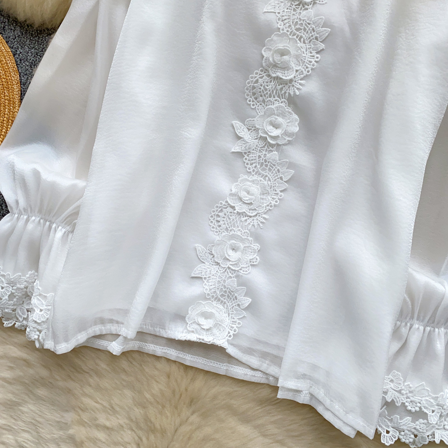 Camicetta donna stile francese in pizzo con perle e dettagli mesh_voghion.com