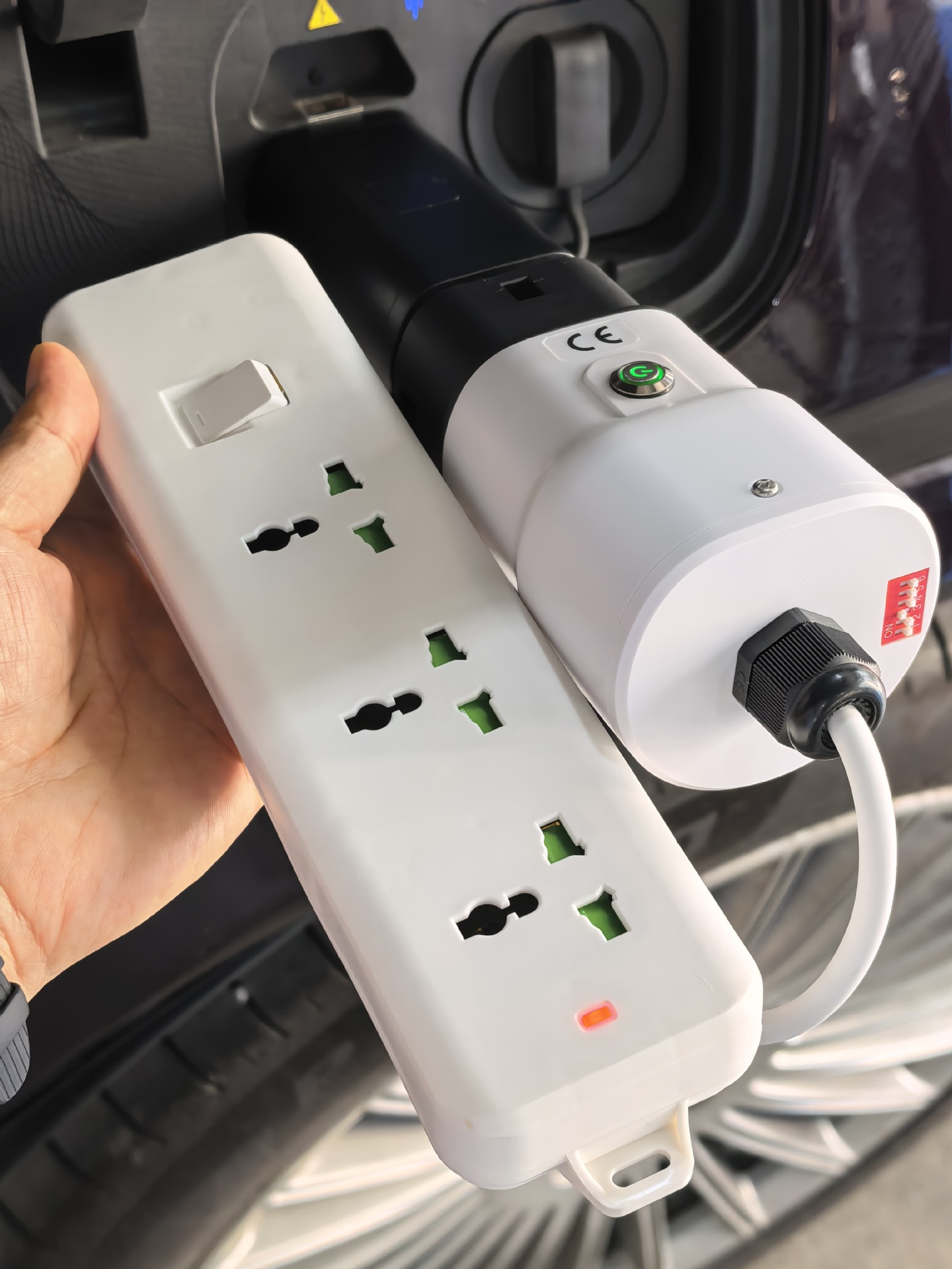 European Standard V2L New Energy Discharge Gun Socket for Electric Vehicles, Universal 220V 16A Ac Adapter