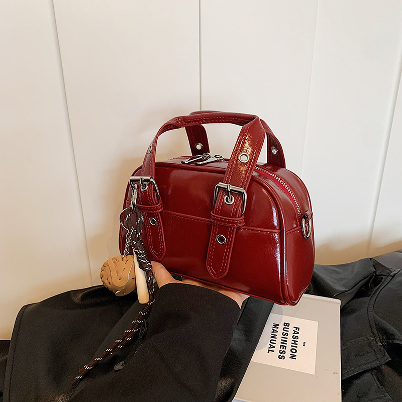 Bolso cuadrado pequeño de mano de moda, bolso de hombro 2024 otoño e invierno, textura de todo fósforo, cuero de cera de aceite, bolso de almohada de cercanías, bolso de mensajero