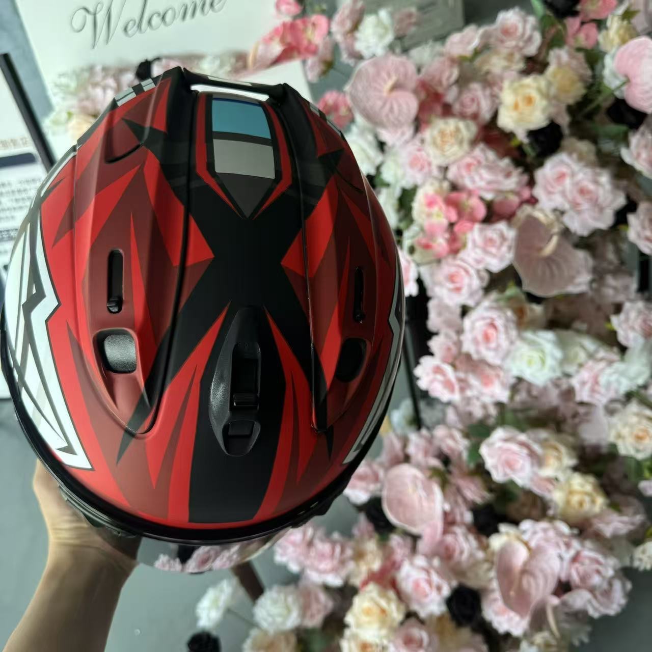 Chinese-made full-face motorcycle helmet, cool protective helmet for riding, suitable for motorcycles, electric scooters, and electric bikes