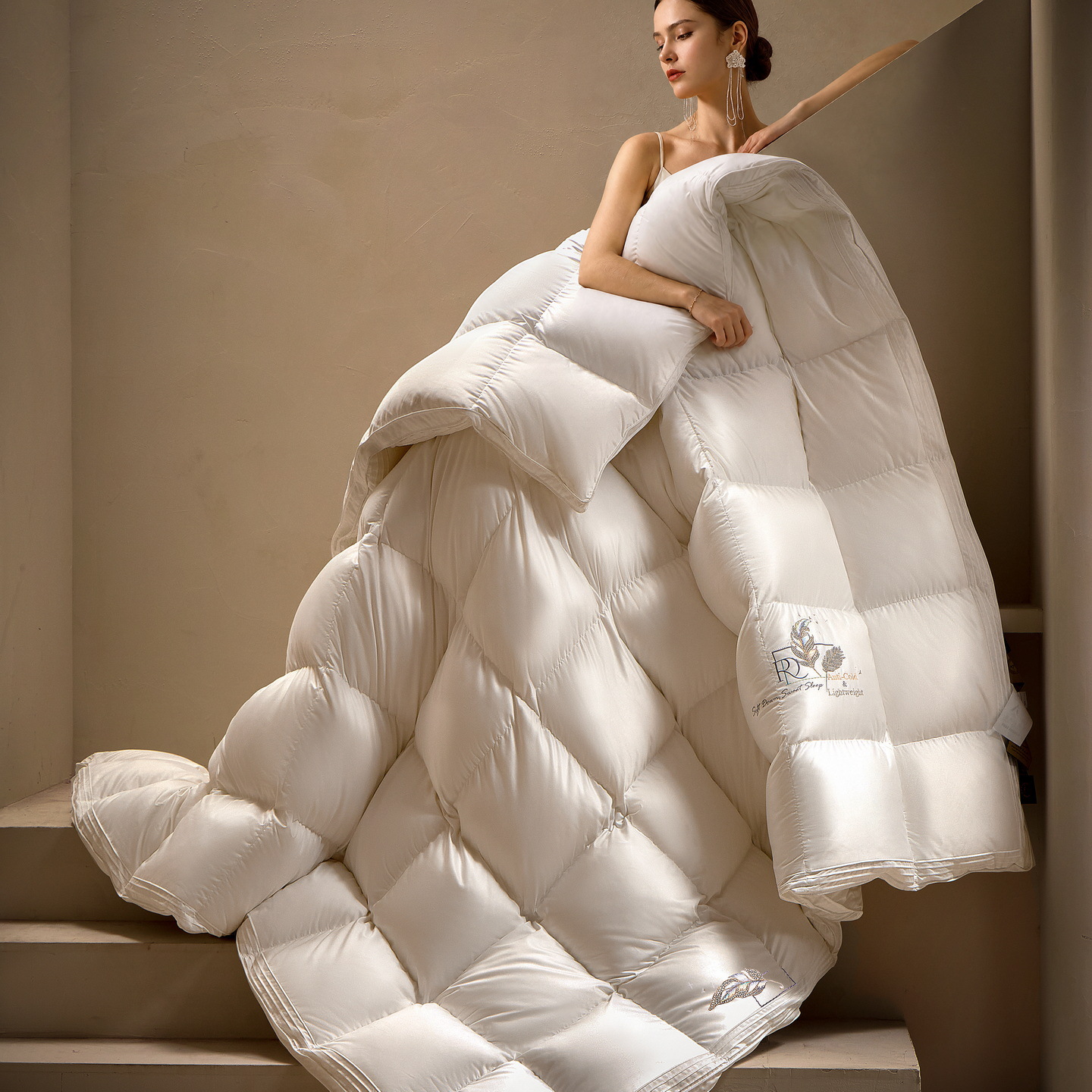 95% white goose down comforter, thickened for warmth, lightweight luxury, pure cotton, European-style jacquard pattern, suitable for single or double beds, for spring and autumn use