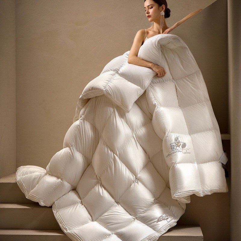 95% white goose down comforter, thickened for warmth, lightweight luxury, pure cotton, European-style jacquard pattern, suitable for single or double beds, for spring and autumn use 95% white goose down comforter, thickened for warmth, lightweight luxury, pure cotton, European-style jacquard pattern, suitable for single or double beds, for spring and autumn use
