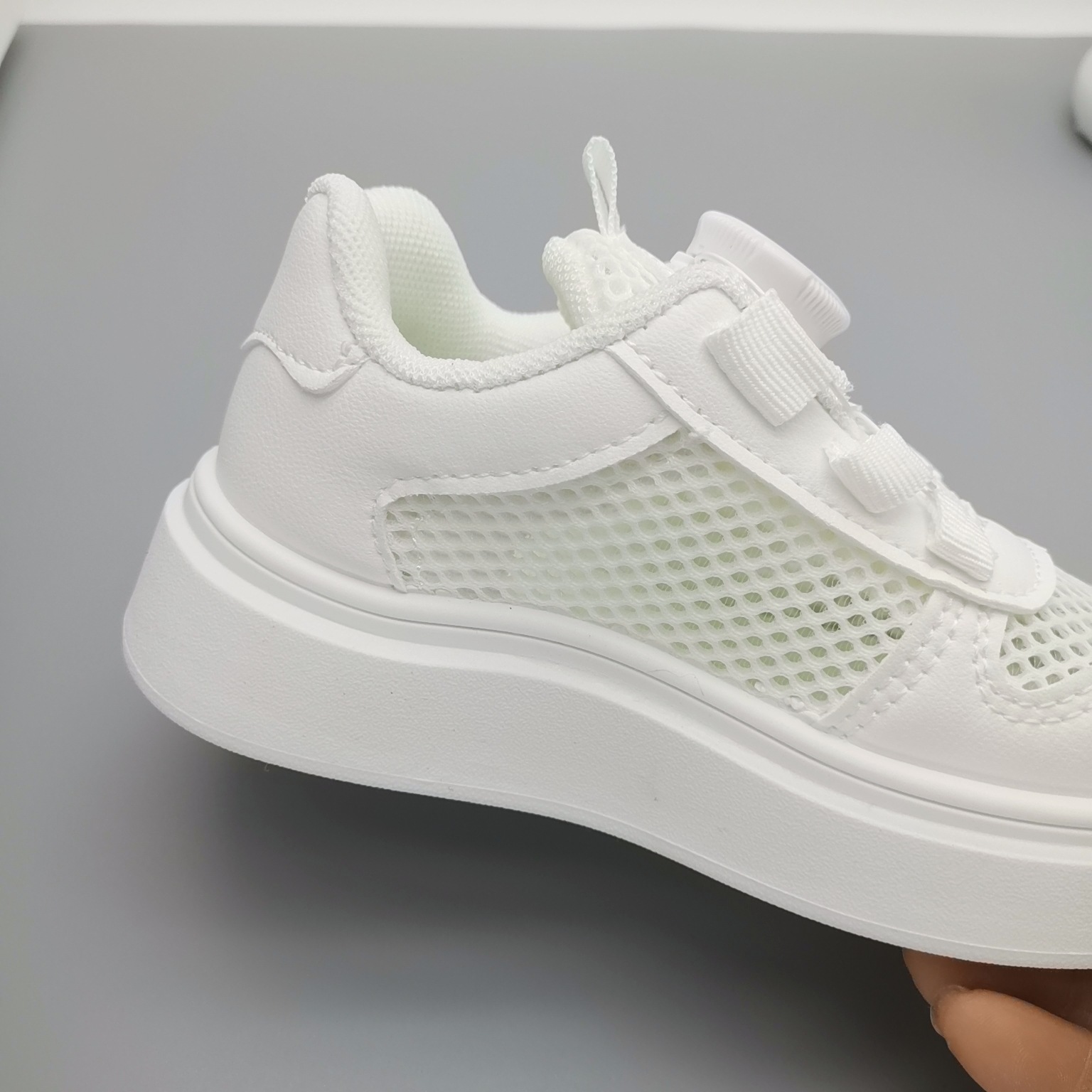 Seis niños a través de la red, zapatos blancos, zapatos para bebés del campus, zapatos deportivos blancos para niños, zapatos transpirables para niñas, zapatos con botones