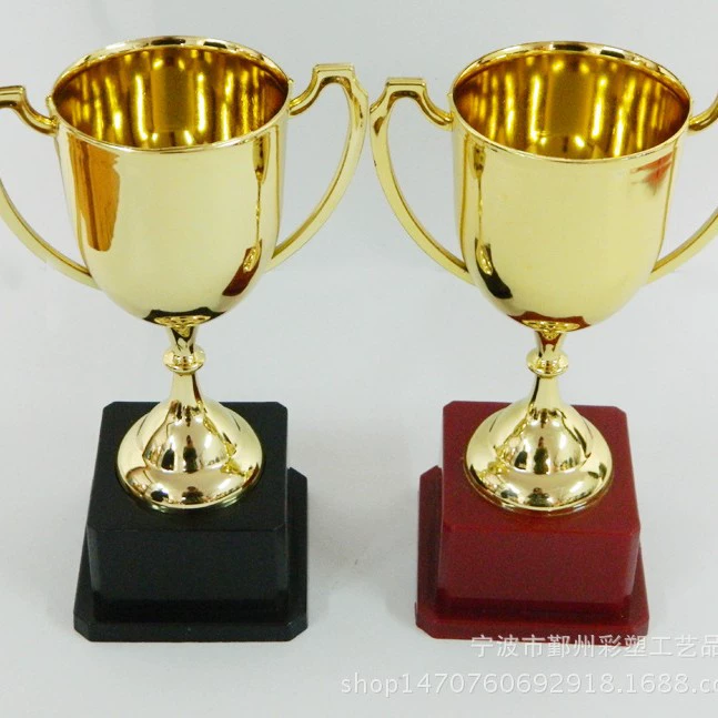 Поставка небольшого пластикового золотого трофея, пластикового трофея с квадратным дном, пластикового трофея, креативного трофея.