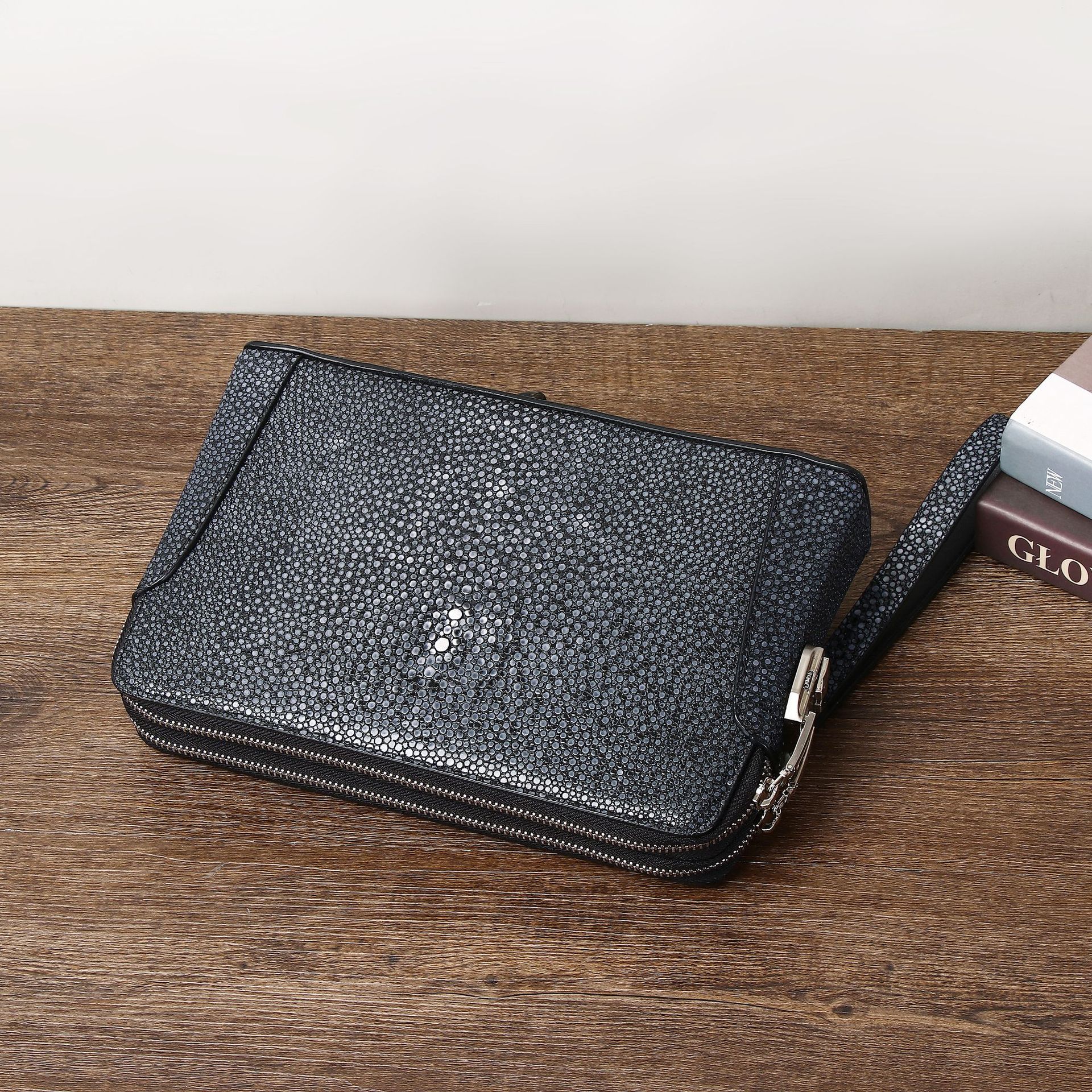 Túi clutch nam da vân cá bóng khóa số kéo đôi cầm tay chi tiết 2