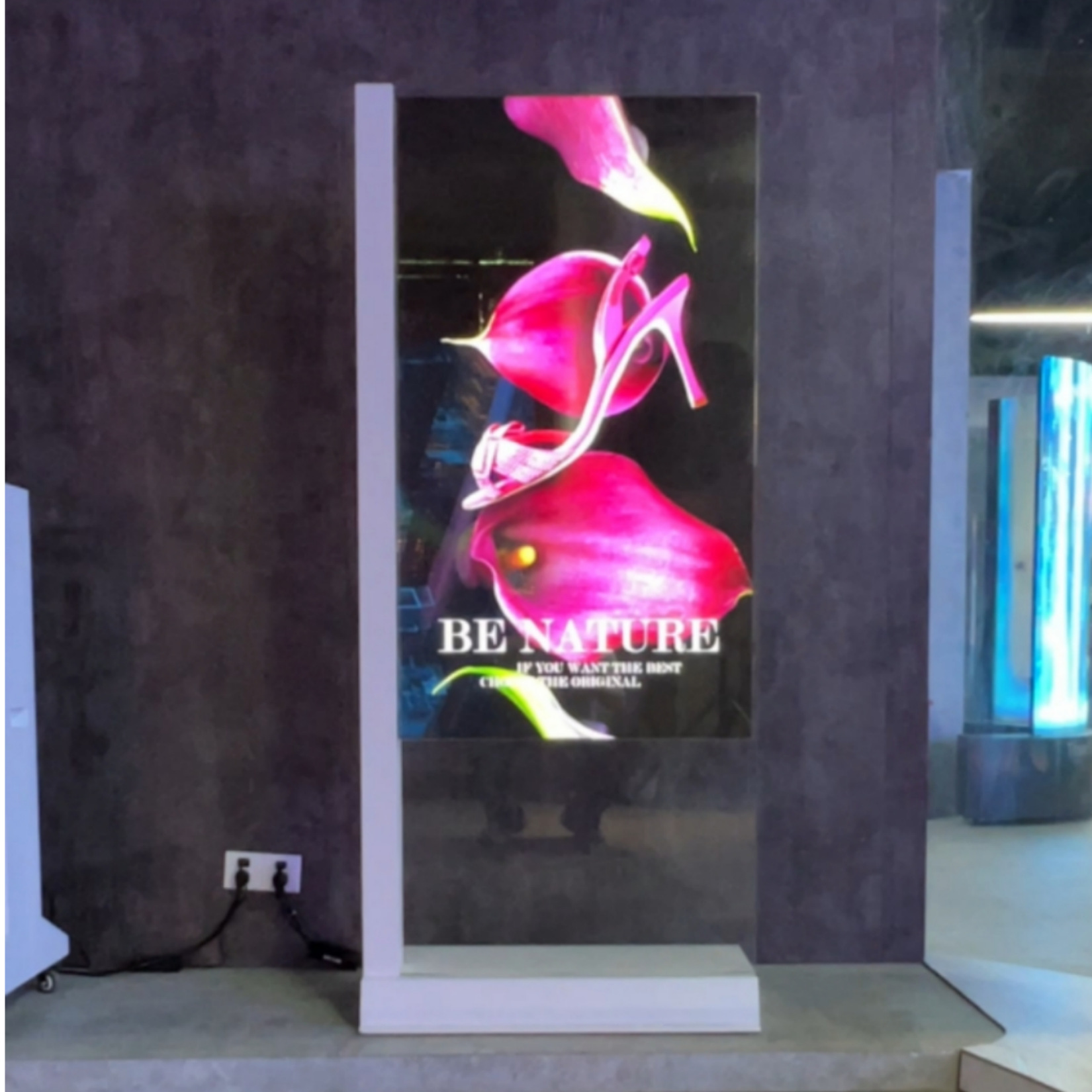 55寸OLED透明屏立式L型款自发光超薄带触摸oled透明显示屏