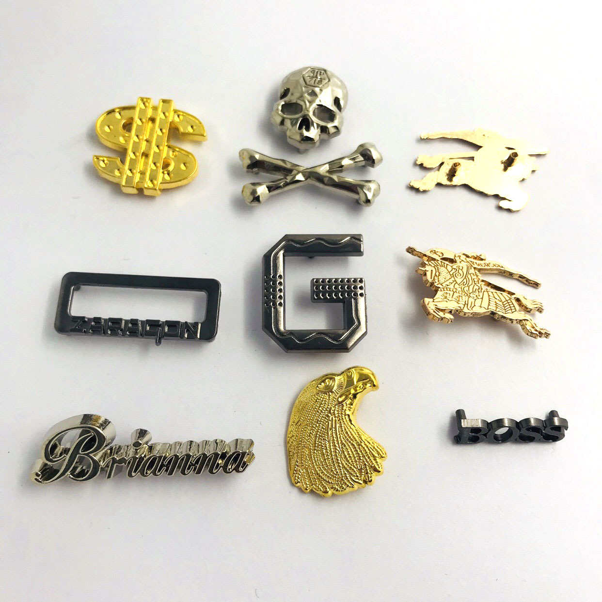 厂家批发金属箱包铆钉铭牌定帽子电镀字母点漆商标免费设计logo