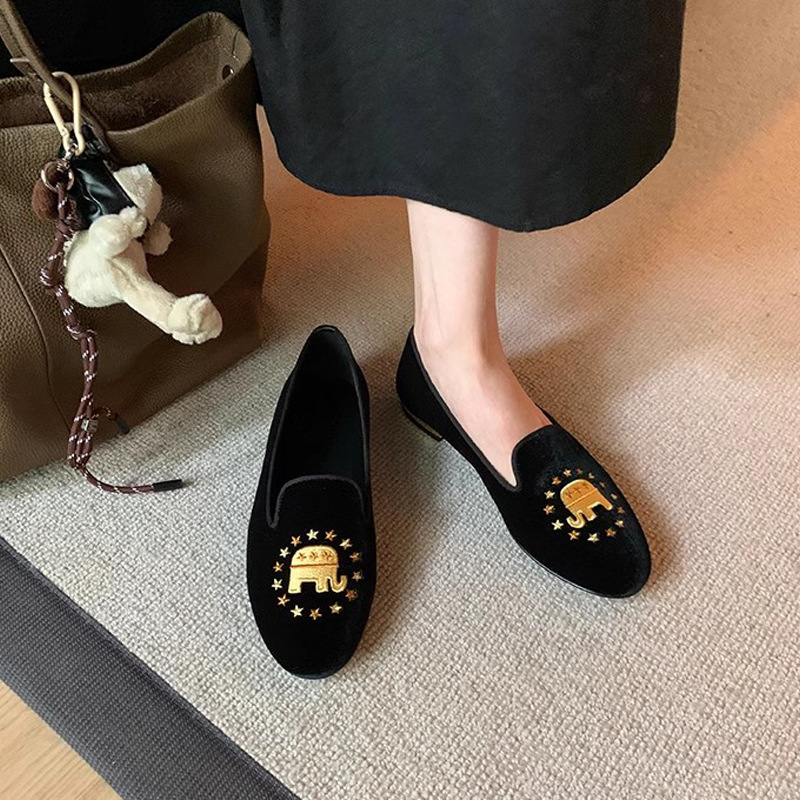 Nuevo estilo francés de otoño y invierno, bordado exquisito con un pedal de terciopelo plano con una base suave, zapatos de sol para mujeres.