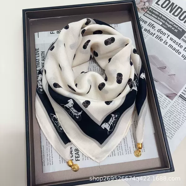 2026 New Cotton and Linen Magnetic Buckle Scarf with Printed Design, High-End Versatile Square Scarf, Red Triangle Scarf, Neck Protection, Windproof Neck Scarf