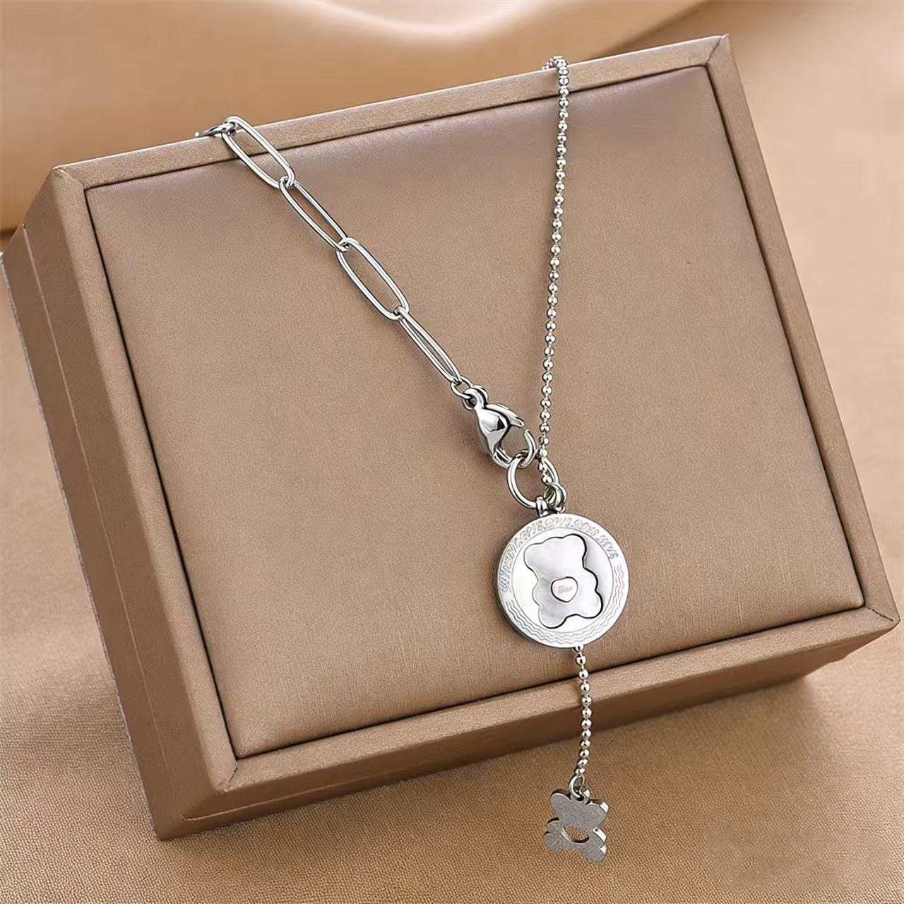Collar de acero de titanio nuevo transfronterizo, joyería femenina, personalidad de moda, venta caliente simple, joyería de cadena de clavícula femenina, collar creativo image 192