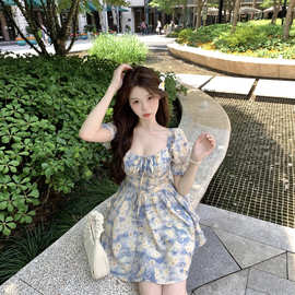 蓝色油画碎花连衣裙女2026夏季新款方领泡泡袖收腰显瘦中长款裙子