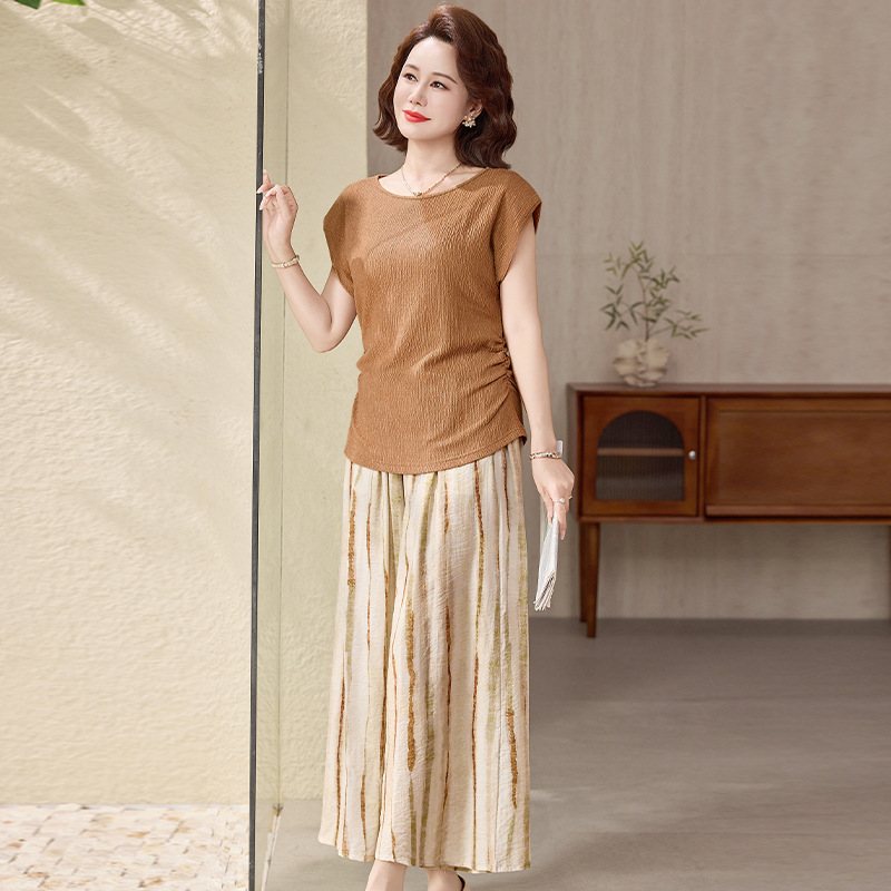 New Summer Two-Piece Outfit for Moms: Fashionable Short-Sleeved Top Paired with Striped Wide-Leg Pants Set, Stylish and Slimming New Summer Two-Piece Outfit for Moms: Fashionable Short-Sleeved Top Paired with Striped Wide-Leg Pants Set, Stylish and Slimming