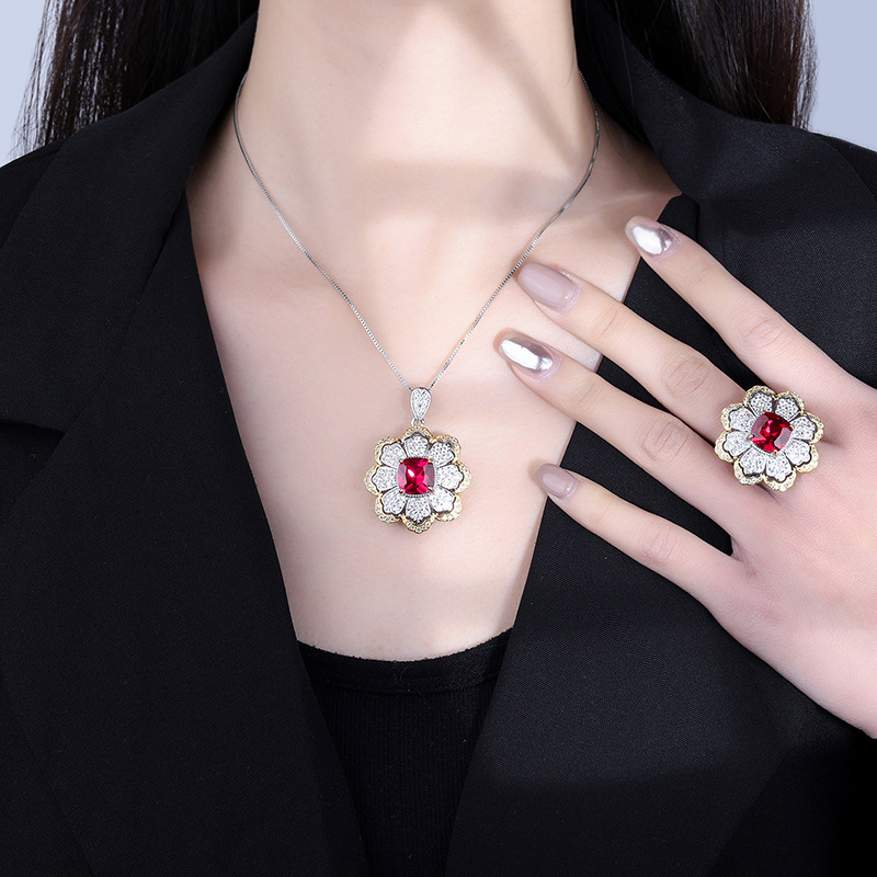 Zhuang Sheng joyería fondo de cobre chapado en oro simulación color tesoro rojo corindón en forma de flor creativa completa diamante traje de las mujeres 10*10