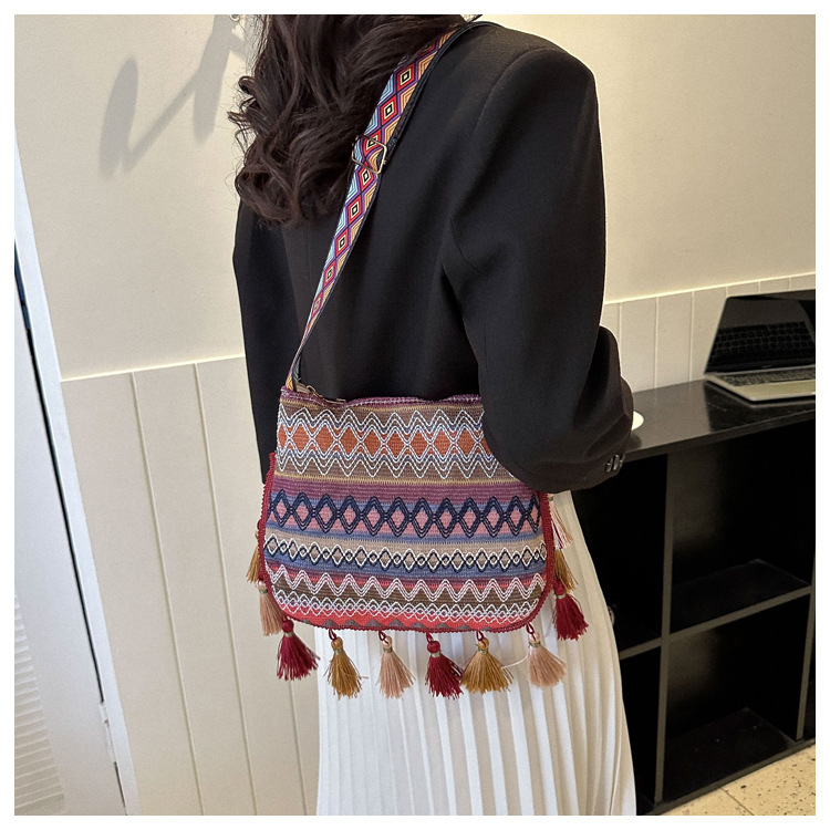 Women's Medium Special Geometric Ethnic Style Tassel Zipper Crossbody Bag display picture 15