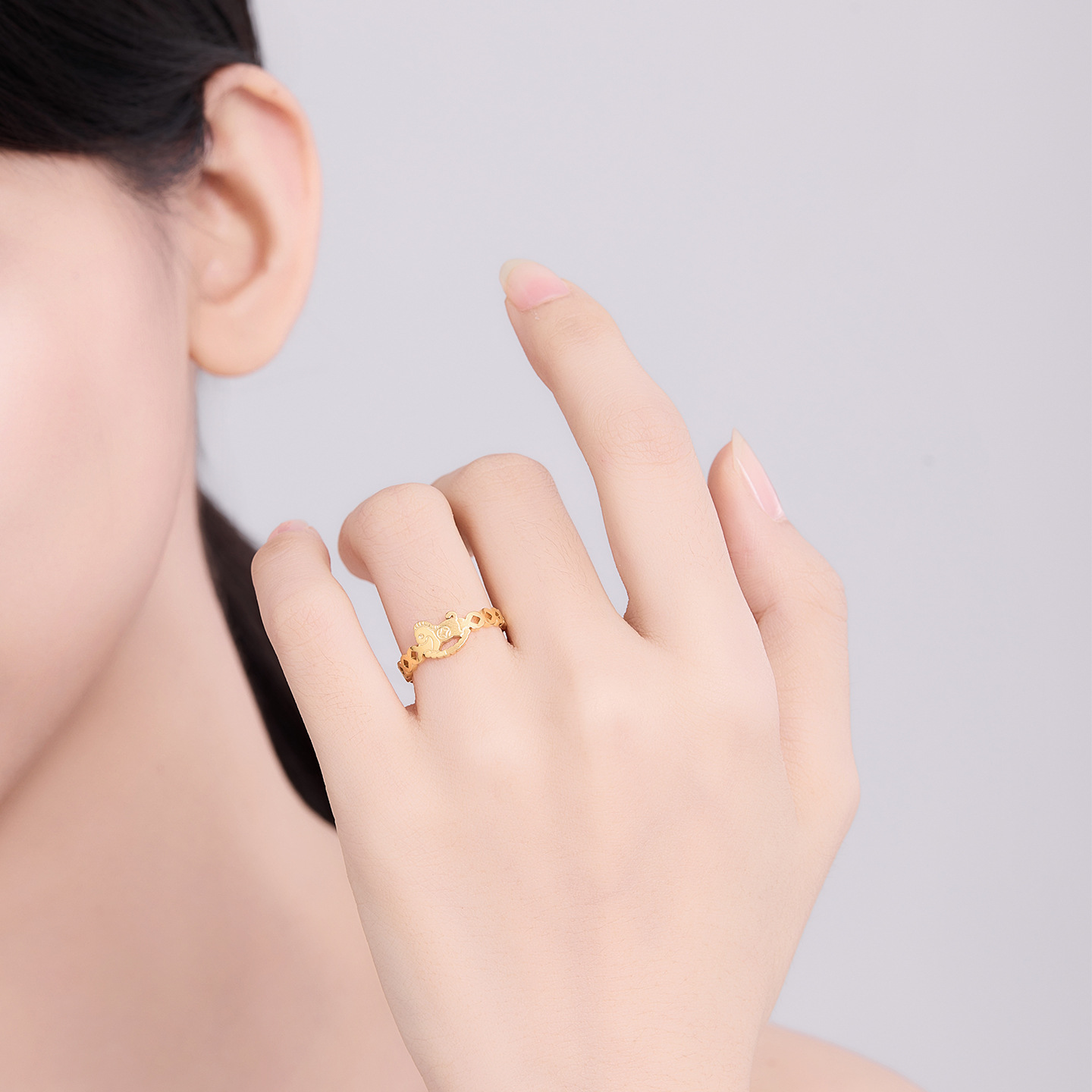 Xuping acero inoxidable 24k hueco pony abierto anillo nuevo estilo chino zodiacal imitación joyas de oro al por mayor mujeres
