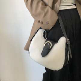 今年冬季流行小众设计腋下包包女2025新款网红羊羔毛手提单肩包