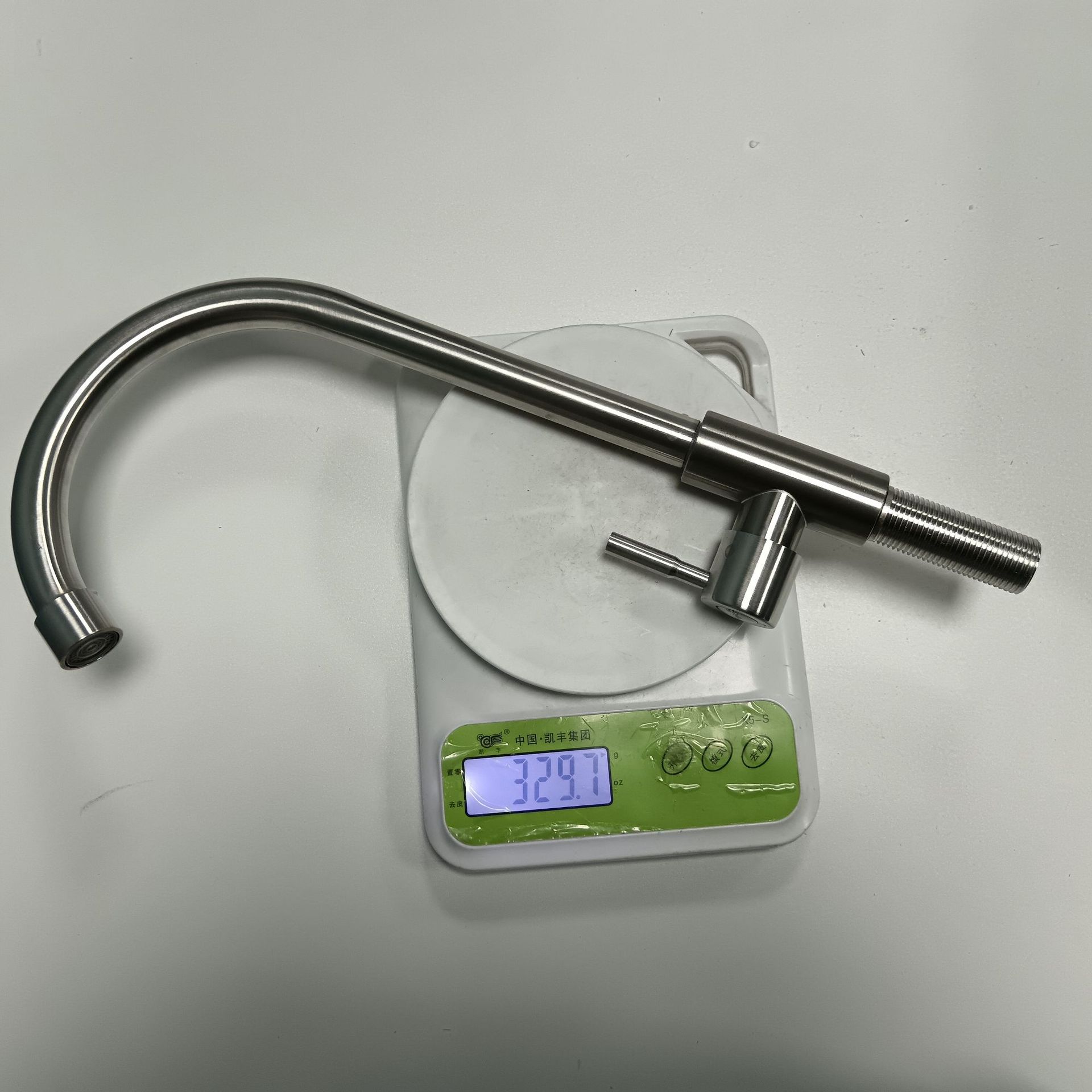 Tire grifo cocina caliente y frío fregadero de acero inoxidable fregadero doble salida de agua retráctil grifo giratorio al por mayor