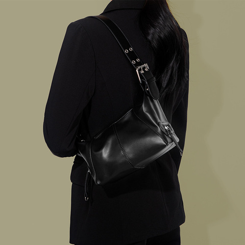 Retro-style women's baguette bag, motorcycle bag, internet celebrity fashionable personalized unisex design shoulder bag, niche design hand-held crossbody bag