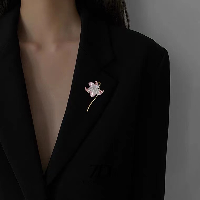 Retro and Noble Temperament Water Lily Brooch Artistic Qipao, Anti Glare Safety Pin Three-dimensional Enamel Flower Suit Accessory for Women_voghion.com