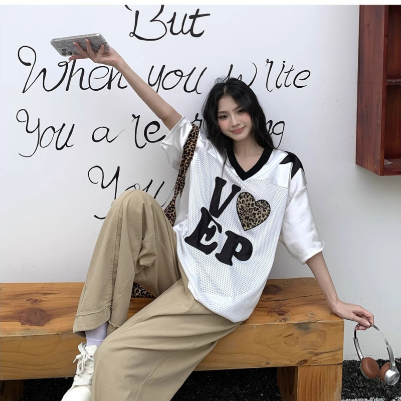 夏用女性用クロスボーダーアメリカンスポーツTシャツ、ヒョウ柄ラブジャージ、半袖レトロルーズ速乾Vネックトップス|undefined