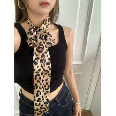 ヒョウの紋様の美学の復古の細い細い長い条は首の女性の髪を囲んでスカーフを縛ってファッションの設定を出します。