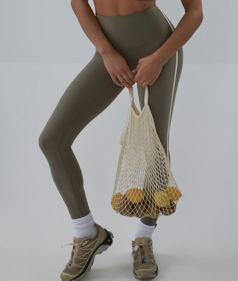 Color contrastante correa colgando el conjunto de ropa de pelusa para mujeres desnudas sensación de secado rápido con cojín de pecho deportivo alta cintura elevación de cadera dos piezas conjunto