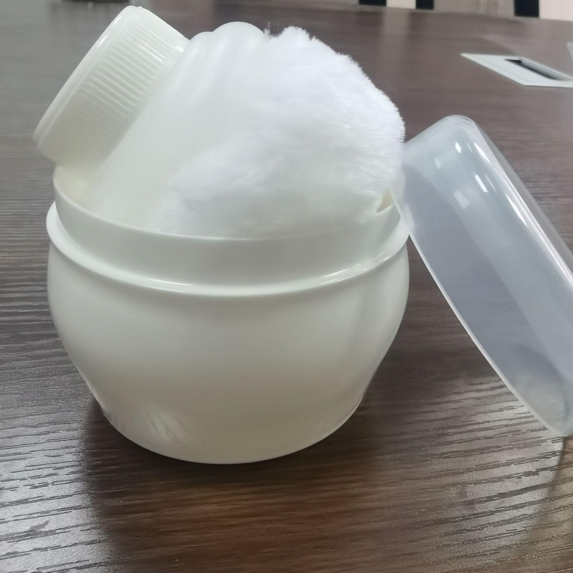 Amazon venta caliente soplo de polvo de felpa para bebés fugas de polvo automático soplo de polvo de talco para recién nacidos soplo de polvo automático para bebés