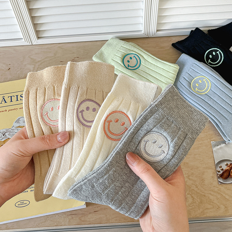 Autumn and winter embroidered smiley face double-needle cotton socks, Korean-style, trendy, mid-calf length, soft cotton feel, skin-friendly, casual women's socks Autumn and winter embroidered smiley face double-needle cotton socks, Korean-style, trendy, mid-calf length, soft cotton feel, skin-friendly, casual women's socks