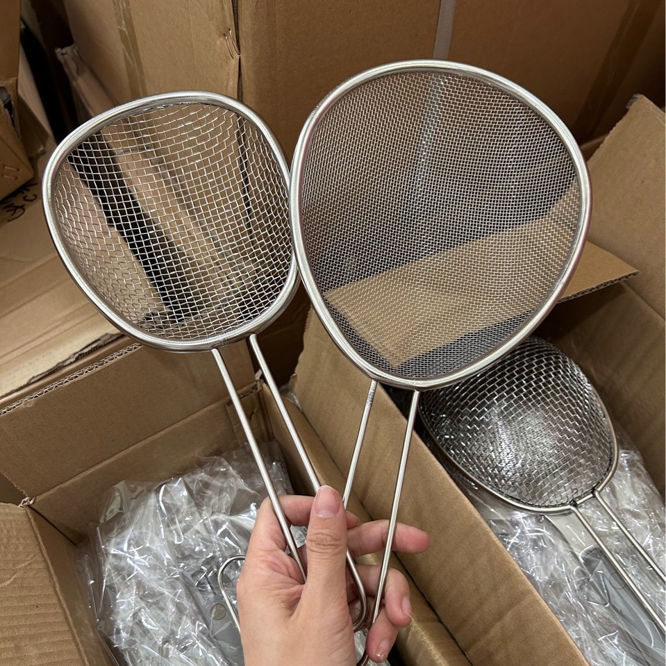 Yinuo kitchen household stainless steel long handle colander kitchen oil French fries filter net dumpling Japanese style stainless steel