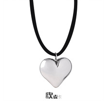 港风复古黑绳桃心爱心吊坠项链小众个性百搭甜妹锁骨链可调节饰品