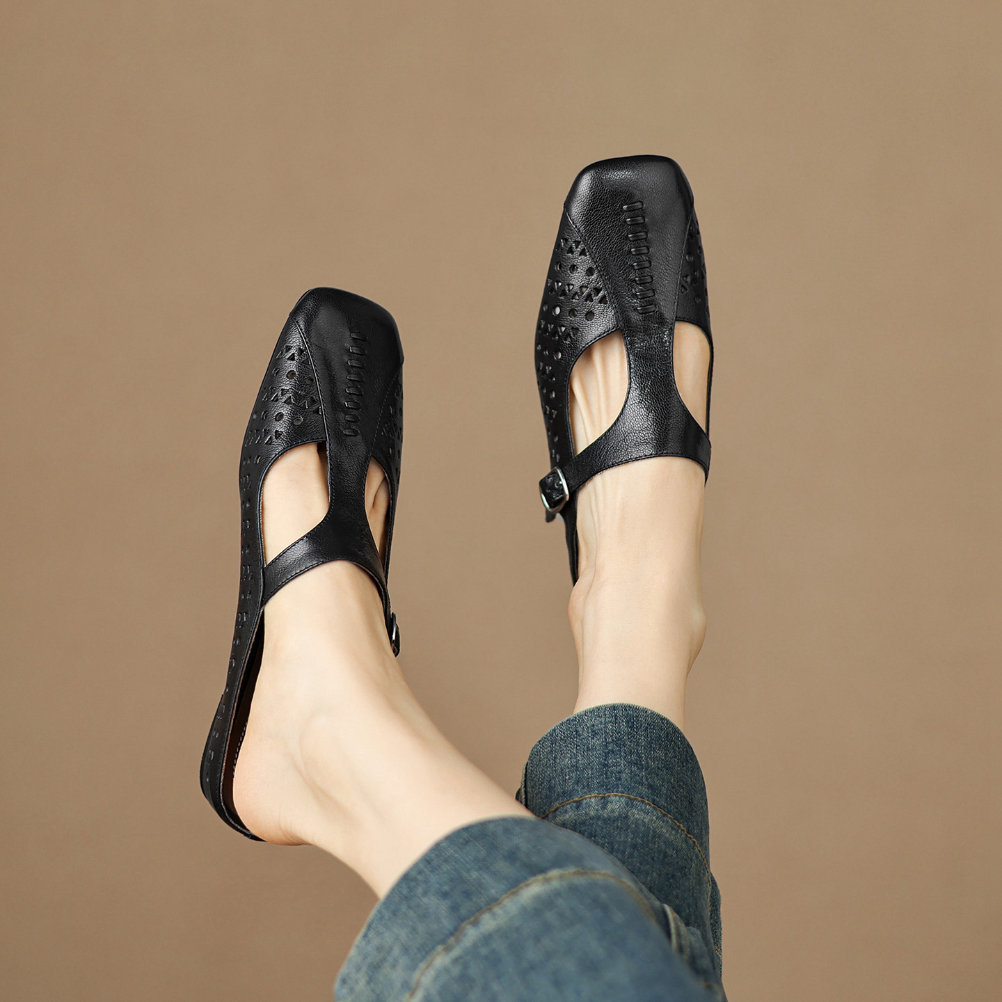 Dép sandal nữ xỏ ngón đế bệt quai chữ T đục lỗ mùa hè — đen