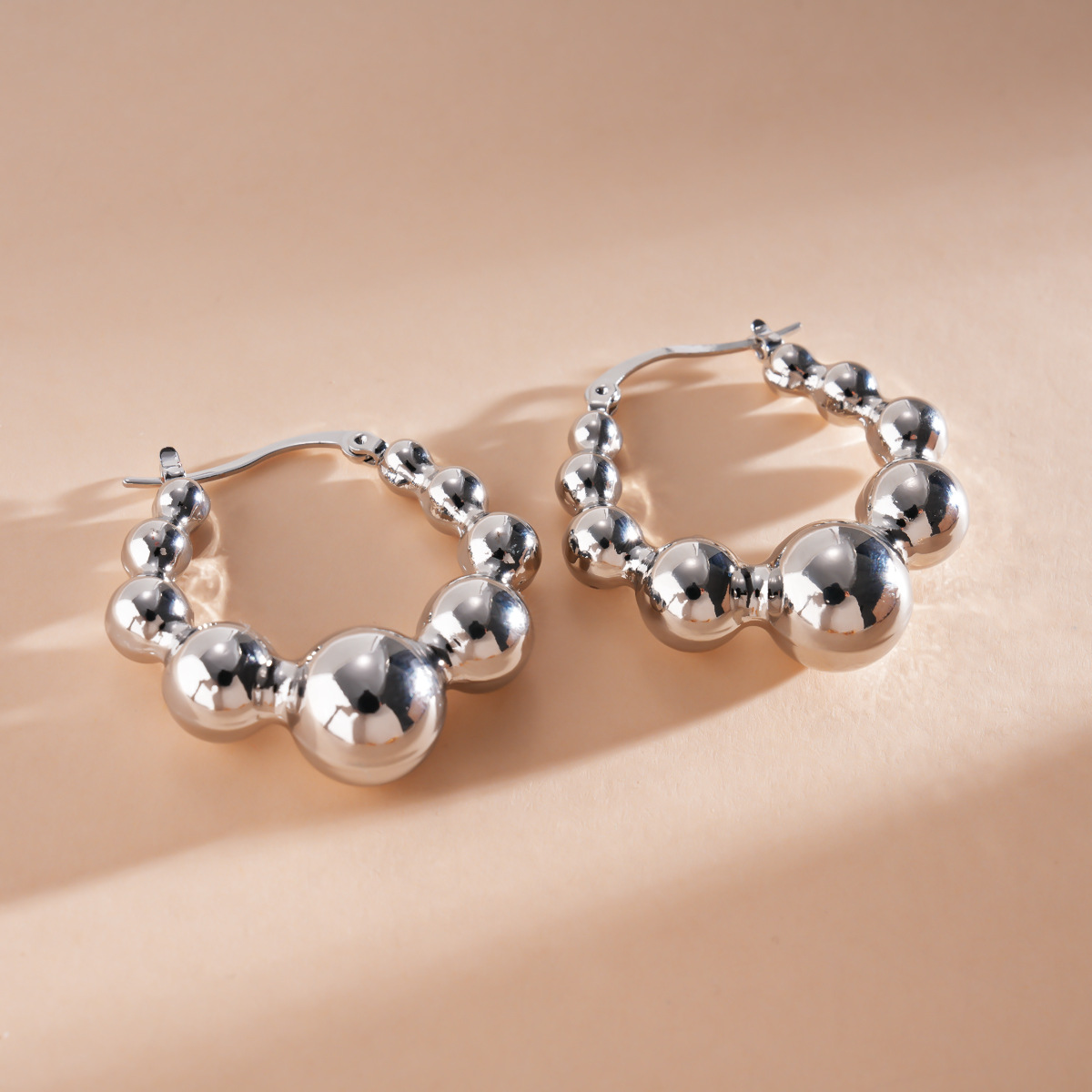Europa y los Estados Unidos metal sensible a la superficie de brillo perfiles redondos personalidad temperamento diseño pendientes nicho de alta calidad pendientes transfronterizos para mujeres