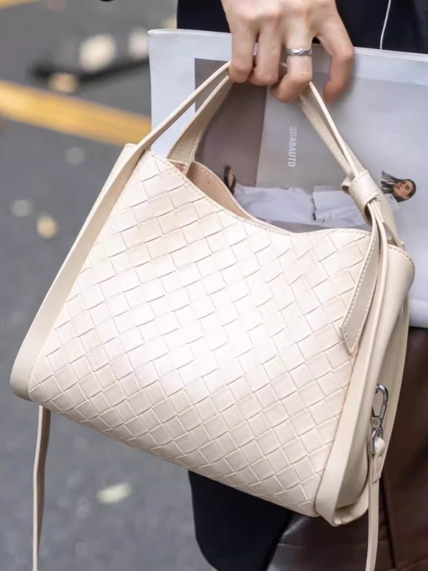 Alta sensación de moda de cuero suave bajo la axila bolso tote para mujeres 2025 verano nuevo gran capacidad versátil bolso de hombro