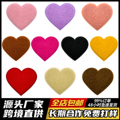 古典的な多色の愛の刺繍布は桃の心のタオルの刺繍布を貼ってハート型の服装の補助材料を貼ってアイロンをかけます。
