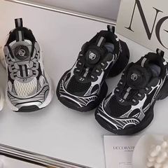 2025子供の春の新型の韓国版の回転は男の子の運動靴の女の子のランニング靴のネットの通気性のお父さんの靴を掛けます。