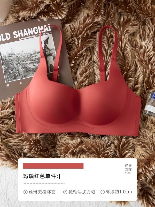 無痕下着の女性の胸が集まっています。|undefined