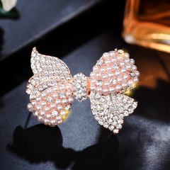 Diamond-studded bow brooch for women, elegant temperament, pearl flower, fashionable clothing accessories, anti-transparency pin