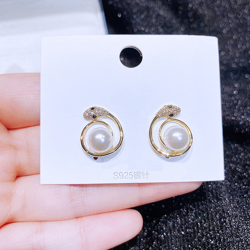 Fashion Creative Zircon Micro-inlaid Snake Surround Pearl Earrings display picture 5
