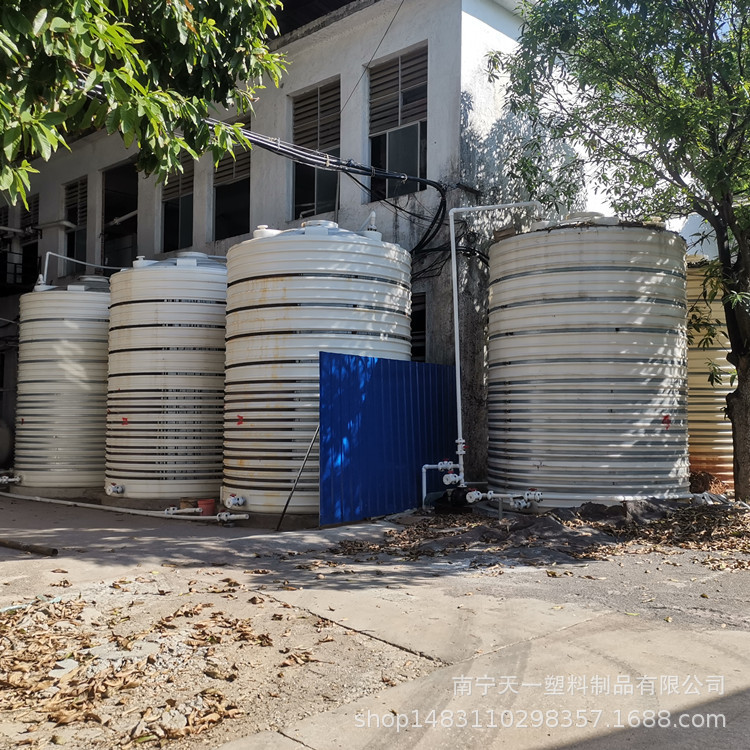 海南30吨盐酸储罐,稀硫酸储罐,磷酸储罐,黑色次氯酸钠储罐厂