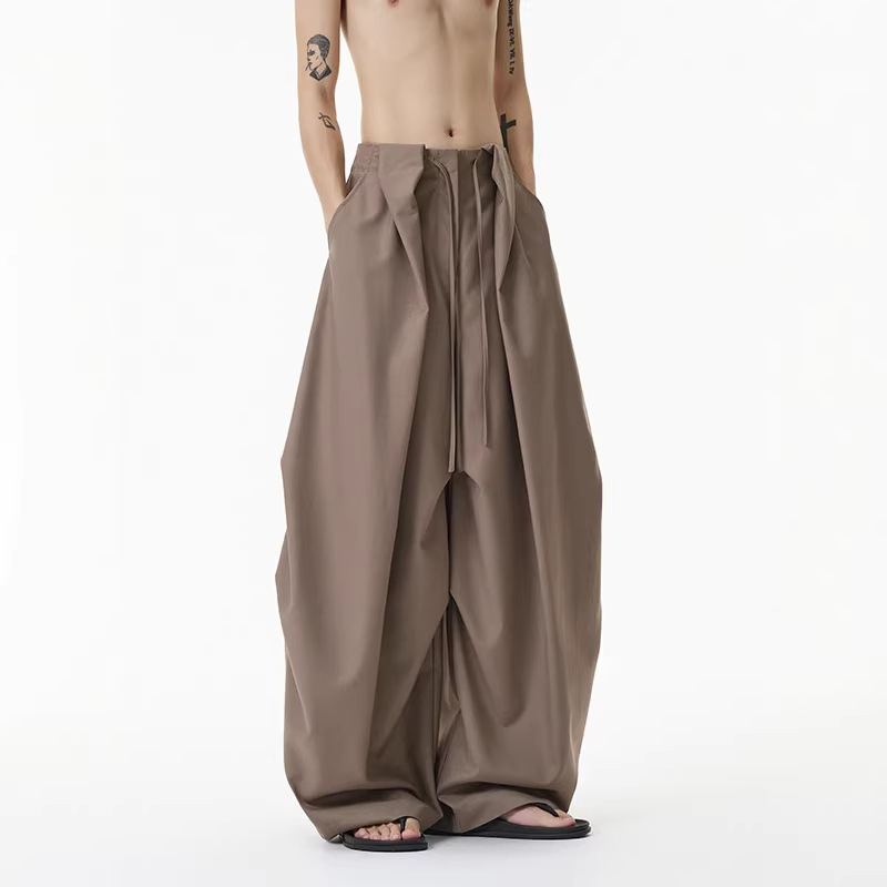 High Street Design-Inspired Pleated Wide-Leg Pants for Men, Niche Lazy Style with Drawstring Waist, Loose Fit, Slimming Effect, Curved Hem, Floor-Length Casual Pants High Street Design-Inspired Pleated Wide-Leg Pants for Men, Niche Lazy Style with Drawstring Waist, Loose Fit, Slimming Effect, Curved Hem, Floor-Length Casual Pants