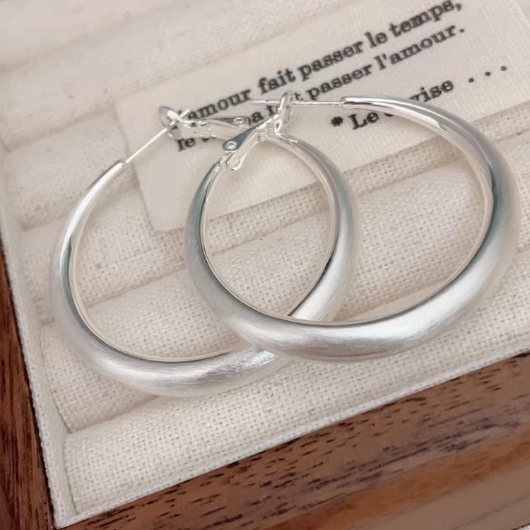 Metallic Silver Brushed Hoop Earrings That Make the Face Look Smaller, with a Unique and Bold Design, 2025 Silver Needle Hoop Earrings for Women