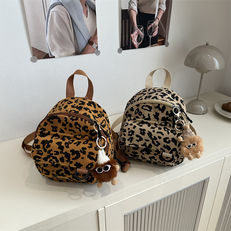 2025 nuevo estilo coreano de moda de terciopelo, leopardo de moda, estilo universitario, ocio, moda, literatura y arte, mochila extranjera.