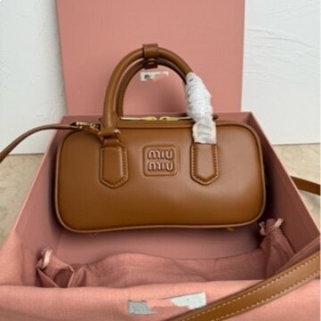 Miu Miu Bowling-Style Horizontal Small Handbag, First-Layer Cowhide, New Autumn and Winter Vintage Handbag, Pillow Bag for Women