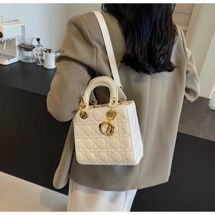 High-End Niche 2025 Autumn and Winter Fashion Single Shoulder Crossbody Bag Patent Leather Glossy Handheld Princess Diana Hot-Selling Elegant Women's Bag High-End Niche 2025 Autumn and Winter Fashion Single Shoulder Crossbody Bag Patent Leather Glossy Handheld Princess Diana Hot-Selling Elegant Women's Bag