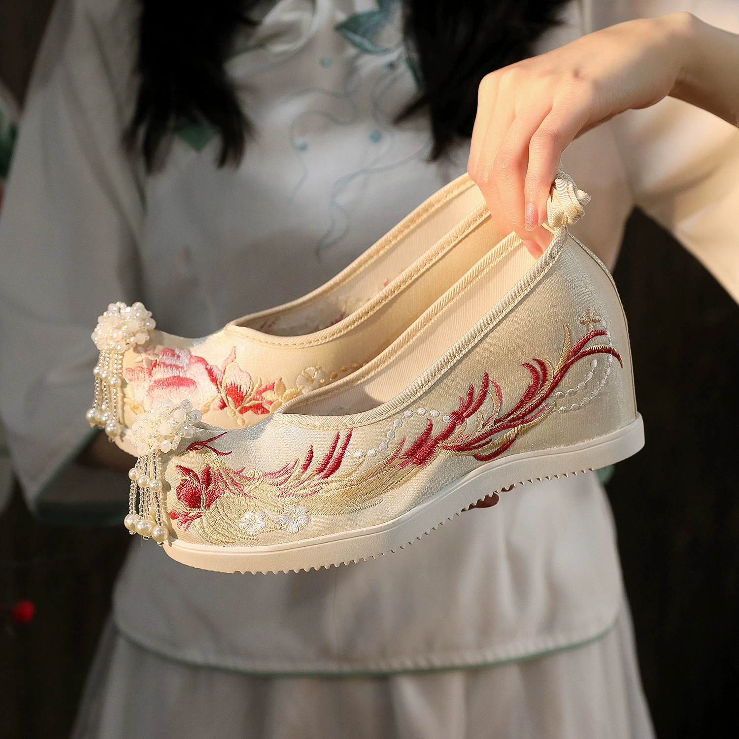 Новый стиль ханьфу обувь Женская Студенческая обувь с вышивкой в старинном стиле Женская подходящая ханьфу Внутренняя высота увеличивающаяся обувь в старинном стиле Han Element Тканевая обувь