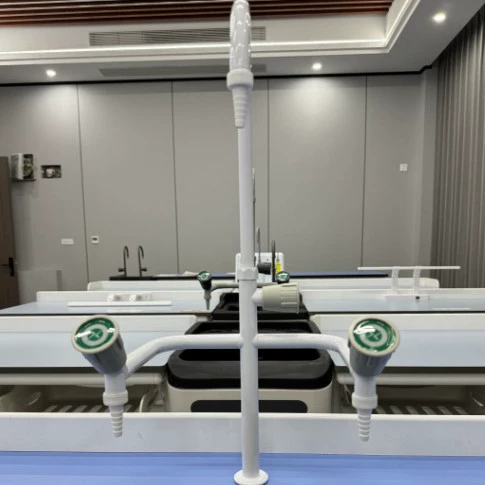 Лабораторная мойка Xistone оснащена тройными смесителями из цельной меди.