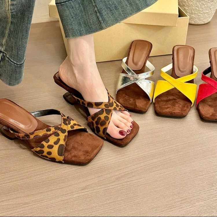 Дизайнерские нишевые босоножки и шлепанцы на высоком каблуке для женщин, которые можно носить на улице летом 2025 года. Новые босоножки и шлепанцы на танкетке с леопардовым принтом и квадратным носком.