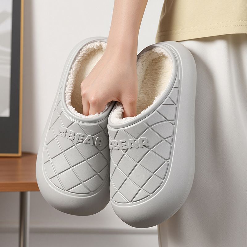 Nuevas zapatillas de algodón impermeable de invierno para mujeres en el hogar bolsa de peluche antideslizante doméstica tacones zapatos de algodón de fondo grueso para hombres al por mayor invierno